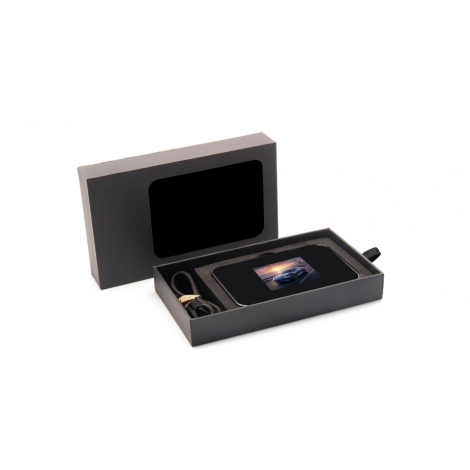 Coffret de présentation rectangulaire ouvert sur fond blanc avec powerbank positionnée à l’intérieur et câble rangé dans un loge