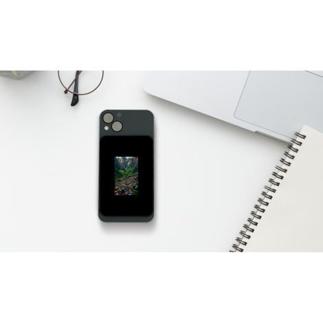 Mise en situation sur un bureau clair avec powerbank posée à plat près d’objets du quotidien, écran LCD allumé affichant une ima