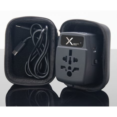 Étui de rangement ouvert sur fond blanc contenant l’adaptateur et un câble rangés dans des compartiments séparés, marquage visib