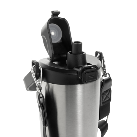 Vue rapprochée d’un mug isotherme en acier inoxydable ouvert sur fond blanc, montrant le système de boisson du couvercle et les 
