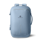 Sac à dos bleu clair présenté de face sur fond blanc, de forme rectangulaire structurée, avec face avant lisse, fermeture zippée Sac à dos bleu clair présenté de face sur fond blanc, de forme rectangulaire structurée, avec face avant lisse, fermeture zippée