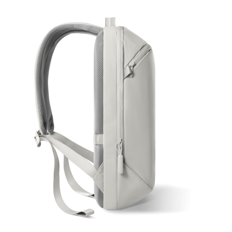 Sac à dos présenté de profil sur fond blanc, montrant l’épaisseur du sac, les bretelles rembourrées et la poignée latérale, sans