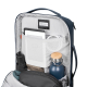 Sac à dos ouvert sur fond blanc, intérieur organisé avec compartiments, poches filet et objets rangés visibles, étiquette intéri Sac à dos ouvert sur fond blanc, intérieur organisé avec compartiments, poches filet et objets rangés visibles, étiquette intéri