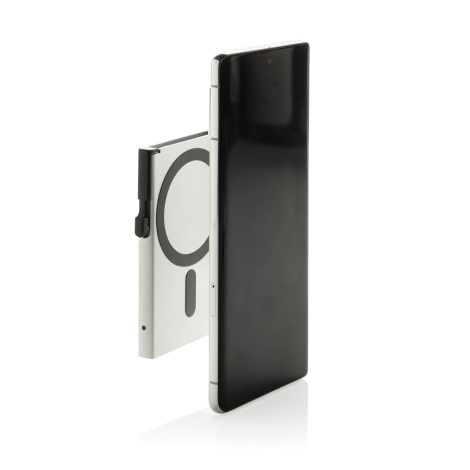 Porte-cartes magnétique fixé au dos d’un smartphone présenté de profil sur fond blanc, montrant l’épaisseur et le système de fix