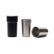 Ensemble de tasses en acier inoxydable présenté sur fond blanc, avec une grande tasse de rangement noire à anse et trois tasses Ensemble de tasses en acier inoxydable présenté sur fond blanc, avec une grande tasse de rangement noire à anse et trois tasses