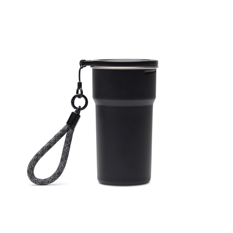 Grande tasse de rangement présentée de profil avec la dragonne fixée sur le bord du couvercle et ne présentant pas de marquage v