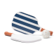 Deux raquettes de pickleball et une balle présentées sur fond blanc, avec une raquette à motif rayé bleu et blanc et l’autre mon