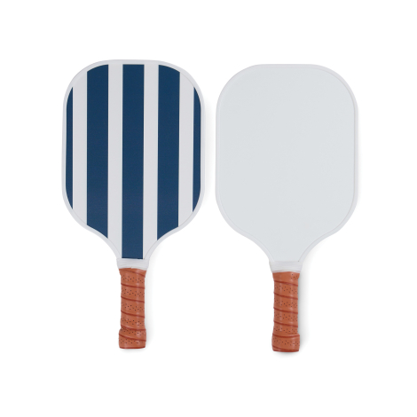 Deux raquettes de pickleball présentées côte à côte sur fond blanc, l’une à rayures bleues et blanches et l’autre à surface blan