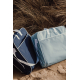 Deux chaises longues pliées posées sur le sable, l’une bleu clair et l’autre bleu foncé, avec poignées et sangles de portage vis Deux chaises longues pliées posées sur le sable, l’une bleu clair et l’autre bleu foncé, avec poignées et sangles de portage vis
