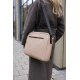 Sac porté en bandoulière par une femme, vu de dos et de trois-quarts, de couleur beige, avec poche zippée horizontale visible, s