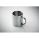 Mug en acier inoxydable vu légèrement de dessus sur fond clair, laissant apparaître l’intérieur du mug et l’anse latérale, sans Mug en acier inoxydable vu légèrement de dessus sur fond clair, laissant apparaître l’intérieur du mug et l’anse latérale, sans