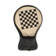 Raquette de plage rangée dans une pochette de transport zippée en filet noir, présentée sur fond blanc, le damier d’échecs resta