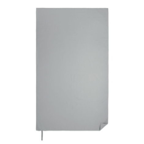 Drap de bain en microfibre présenté à plat sur fond blanc avec boucle de suspension élastique visible sur un côté, sans marquage