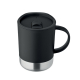 Mug présenté debout sur fond blanc avec poignée latérale, couvercle coulissant fermé et base en acier inoxydable apparente, sans