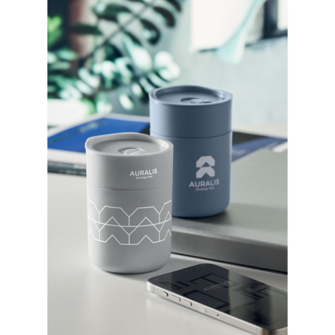 Deux gobelets cylindriques en PP posés sur un bureau, chacun avec couvercle coulissant et personnalisation visible sur le corps 