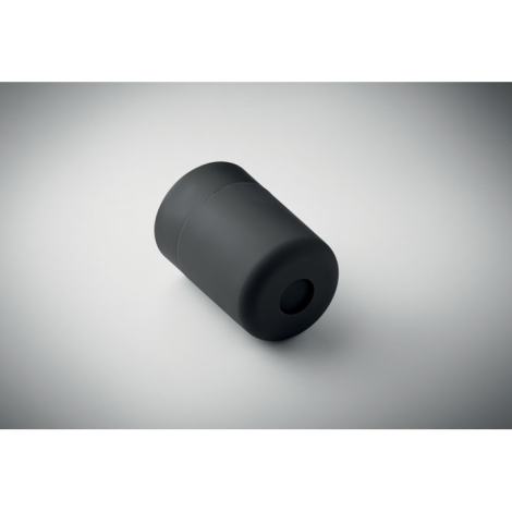 Gobelet en PP présenté couché sur une surface claire montrant la base et le manchon en silicone, sans marquage visible.