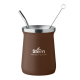 Tasse à yerba maté présentée debout sur fond blanc avec paille bombilla et brosse de nettoyage insérées, personnalisation visibl Tasse à yerba maté présentée debout sur fond blanc avec paille bombilla et brosse de nettoyage insérées, personnalisation visibl