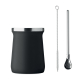 Tasse à yerba maté présentée sur fond blanc accompagnée de la paille bombilla et de la brosse de nettoyage disposées à côté, san Tasse à yerba maté présentée sur fond blanc accompagnée de la paille bombilla et de la brosse de nettoyage disposées à côté, san