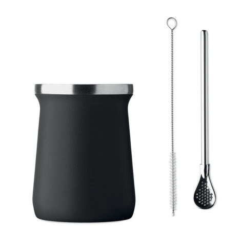 Tasse à yerba maté présentée sur fond blanc accompagnée de la paille bombilla et de la brosse de nettoyage disposées à côté, san
