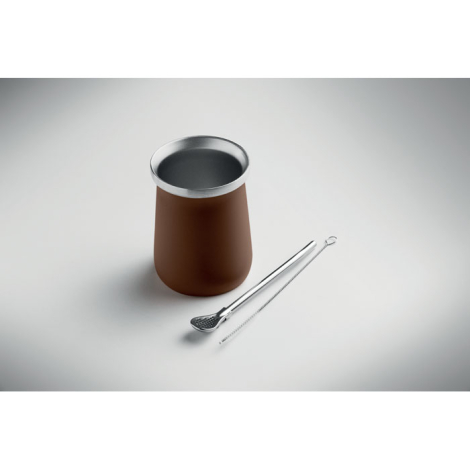 Vue de dessus d’une tasse à yerba maté présentée sur surface claire avec intérieur visible, paille et brosse de nettoyage dispos