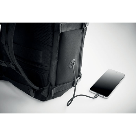 Vue arrière d’un sac à dos posé sur une surface claire montrant le dos du sac et les éléments fonctionnels, sans personnalisatio