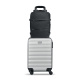 Sac à dos cabine posé sur une valise à roulettes illustrant l’utilisation du passant trolley, sans marquage visible. Sac à dos cabine posé sur une valise à roulettes illustrant l’utilisation du passant trolley, sans marquage visible.