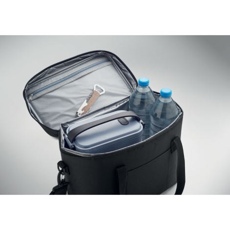 Vue de dessus d’un sac isotherme ouvert laissant apparaître l’intérieur avec bouteilles et boîte repas, ainsi que la poche intér