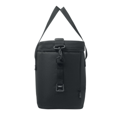 Sac isotherme vu de profil sur fond blanc, fermé, montrant l’attache de la bandoulière et un élément de fixation métallique laté