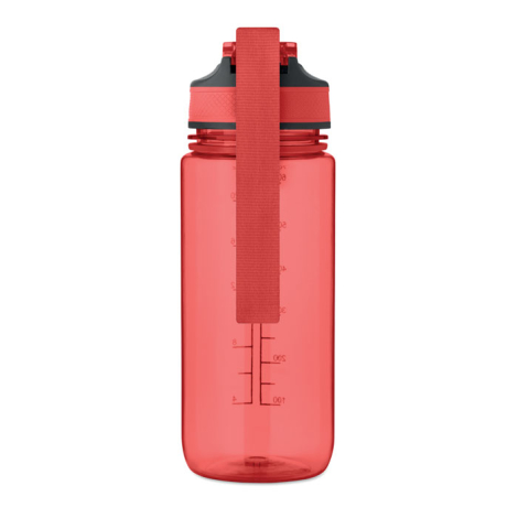 Bouteille de sport translucide rouge vue arrière avec sangle textile positionnée verticalement le long du corps et graduations v