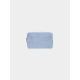 Trousse rectangulaire souple de couleur bleu clair, présentée de face sur fond neutre, fermeture zippée visible sur le côté gauc Trousse rectangulaire souple de couleur bleu clair, présentée de face sur fond neutre, fermeture zippée visible sur le côté gauc