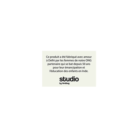 Étiquette textile rectangulaire claire, photographiée à plat sur fond neutre, avec texte et logo imprimés, ne correspondant pas 