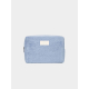 Trousse rectangulaire souple de couleur bleu clair, présentée de face sur fond neutre, fermeture zippée visible sur le côté gauc Trousse rectangulaire souple de couleur bleu clair, présentée de face sur fond neutre, fermeture zippée visible sur le côté gauc