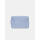 Trousse rectangulaire souple de couleur bleu clair, présentée de face sur fond neutre, fermeture zippée visible sur le côté gauc Trousse rectangulaire souple de couleur bleu clair, présentée de face sur fond neutre, fermeture zippée visible sur le côté gauc