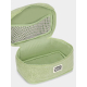 Vanity rectangulaire souple vert clair, présenté ouvert sur fond neutre, intérieur visible avec compartiment principal et poche Vanity rectangulaire souple vert clair, présenté ouvert sur fond neutre, intérieur visible avec compartiment principal et poche