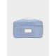 Vanity rectangulaire souple bleu clair, vue de face sur fond neutre, poignée supérieure et fermeture zippée horizontale, sans pe Vanity rectangulaire souple bleu clair, vue de face sur fond neutre, poignée supérieure et fermeture zippée horizontale, sans pe