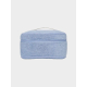 Vanity rectangulaire souple bleu clair, présenté de face sur fond neutre, avec poignée sur le dessus, sans personnalisation visi Vanity rectangulaire souple bleu clair, présenté de face sur fond neutre, avec poignée sur le dessus, sans personnalisation visi