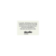Étiquette textile rectangulaire claire photographiée à plat sur fond neutre, avec textes et logo imprimés, correspondant à une é Étiquette textile rectangulaire claire photographiée à plat sur fond neutre, avec textes et logo imprimés, correspondant à une é