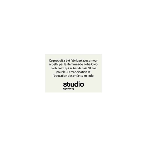 Étiquette textile rectangulaire claire photographiée à plat sur fond neutre, avec textes et logo imprimés, correspondant à une é