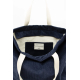 Vue plongeante de l’intérieur d’un sac cabas bleu foncé montrant ouverture zippée, doublure claire et étiquette cousue, sans mar Vue plongeante de l’intérieur d’un sac cabas bleu foncé montrant ouverture zippée, doublure claire et étiquette cousue, sans mar