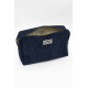 Pochette bleu foncé vue trois-quarts légèrement ouverte, intérieur clair visible avec fermeture zippée, étiquette rectangulaire Pochette bleu foncé vue trois-quarts légèrement ouverte, intérieur clair visible avec fermeture zippée, étiquette rectangulaire