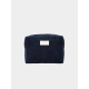 Pochette rectangulaire bleu foncé vue de face sur fond uni avec fermeture zippée supérieure, étiquette rectangulaire claire sans Pochette rectangulaire bleu foncé vue de face sur fond uni avec fermeture zippée supérieure, étiquette rectangulaire claire sans