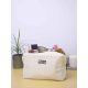 Pochette beige clair photographiée ouverte en situation, intérieur visible, tissu côtelé extérieur et étiquette rectangulaire ce Pochette beige clair photographiée ouverte en situation, intérieur visible, tissu côtelé extérieur et étiquette rectangulaire ce