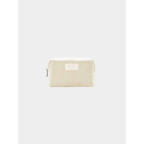 Pochette rectangulaire beige clair vue de face sur fond uni, tissu côtelé vertical, étiquette rectangulaire claire centrée sans 