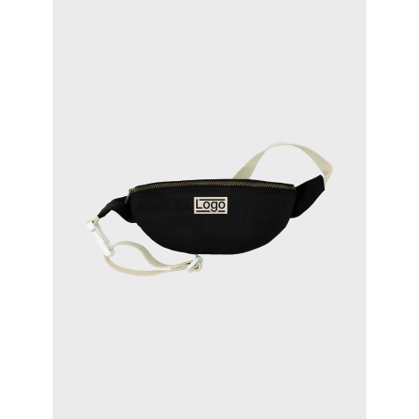 Sac banane enfant noire présentée de face sur fond uni avec fermeture zippée et sangle réglable claire, étiquette rectangulaire 