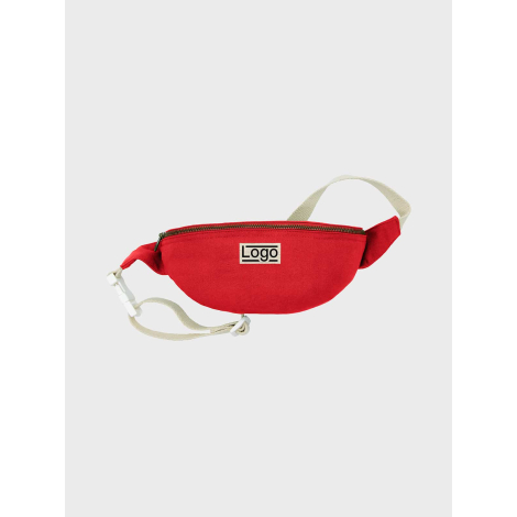 Sac banane enfant rouge photographié de face sur fond uni avec fermeture zippée et sangle réglable claire, étiquette rectangulai