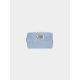 Trousse rectangulaire souple de couleur bleu clair, photographiée de face sur fond neutre, fermeture zippée visible sur le côté Trousse rectangulaire souple de couleur bleu clair, photographiée de face sur fond neutre, fermeture zippée visible sur le côté