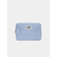 Trousse rectangulaire souple de couleur bleu clair, photographiée de face sur fond neutre, fermeture zippée visible sur le côté Trousse rectangulaire souple de couleur bleu clair, photographiée de face sur fond neutre, fermeture zippée visible sur le côté