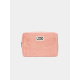 Trousse rectangulaire souple de couleur rose corail, photographiée de face sur fond neutre, fermeture zippée visible sur le côté Trousse rectangulaire souple de couleur rose corail, photographiée de face sur fond neutre, fermeture zippée visible sur le côté