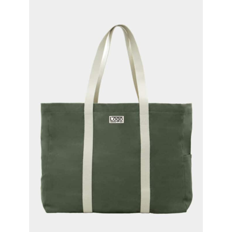 Sac de plage vert olive vu de face avec étiquette et marquage visible, poche latérale apparente