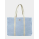 Sac de plage bleu clair vu de face avec anses longues écrues et étiquette avec marquage visible Sac de plage bleu clair vu de face avec anses longues écrues et étiquette avec marquage visible